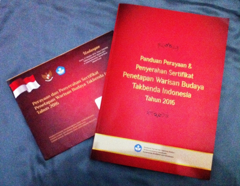 Undangan dan panduan perayaan dan penyerahan sertifikat penetapan Warisan Budaya Takbenda Indonesia Tahun 2016. (Foto: koleksi pribadi)
