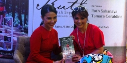 Ruth Sahanaya dan Tamara Geraldine dalam peluncuran buku biografi Uthe (KOMPAS.com/THALIA SHELYNDRA W)