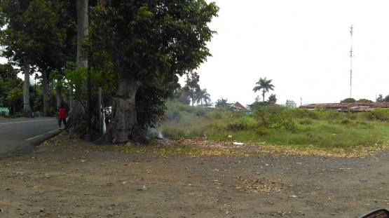 LAHAN TIDUR. Beberapa kawasan di Jalan Panglima Sudirman terdapat lahan yang tidak terpakai. Bisa dimanfaatkan untuk tempat parkir bis, tinggal koordinasi intensif dengan pemilih lahan. Dok pribadi