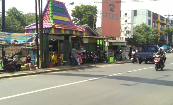 PARKIR SEMPIT. Lahan parkir bagi pengunjung sangat terbatas, dalam beberapa situasi memakan area trotoar. Pemerintah kota diharapkan dapat mengatasi masalah tersebut demi kenyamanan pengunjung dan tidak menggangu pegendara kendaraan yang lain. Dok pribadi