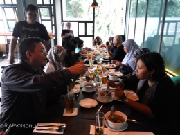 Suasana makan bersama yang mengakrabkan akan memberi memori kepada para pengunjung untuk kembali (dokpri)