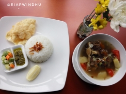 Sop buntut adalah salah satu makanaan yang menjadi pilhan pengunjung Up2Yu Resto & Cafe (dokpri)