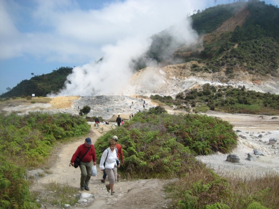 Kawah Sikidang dari kejauhan (sumber: foto pribadi)
