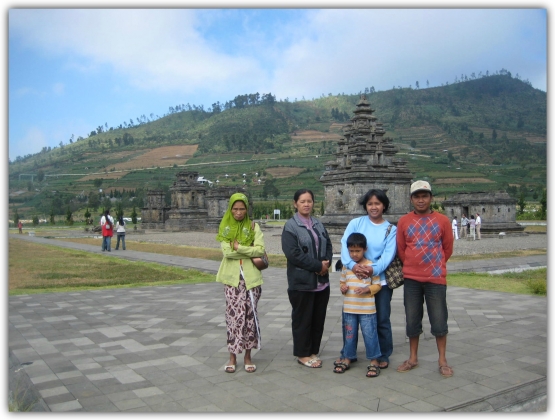 Bersama keluarga di Komplek Candi Arjuna (sumber: foto pribadi)