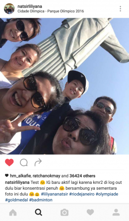 Liliyana Natsir berfoto bersama rekan-rekan tim bulutangkis di Rio de Janeiro (sumber: Instagram Liliyana Natsir)