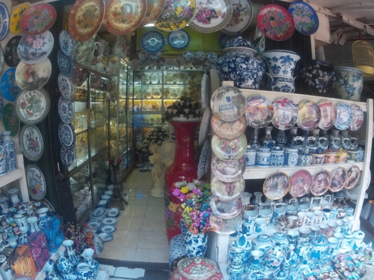 Keramik import yang menjadi ciri khas Pasar ular Permai, Tanjung priok, Jakarta utara (michael cdn)