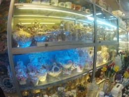 Koleksi barang dagangan orisinil dari Tiongkok dan Republik Ceko di salah satu toko keramik import Pasar ular Permai (michael cdn)