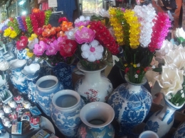 Hasil industri kreatif berupa bunga-bunga dari bahan kristal dan besi yang dikemas menjadi satu paket indah bersama guci maupun vas bunga import asal Tiongkok dan Italia (michael cdn)