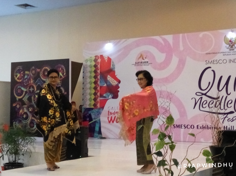 Ibu-ibu memeragakan hasil karya sulam Sumatera Barat (dokpri)
