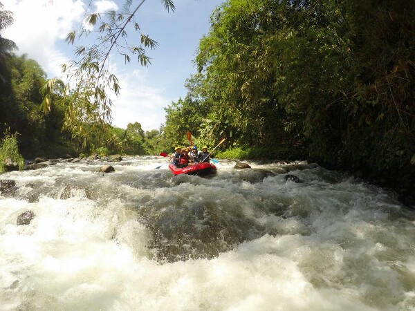 Rafting di hulu sungai Comal, Pemalang, Jawa Tengah (dokpri)