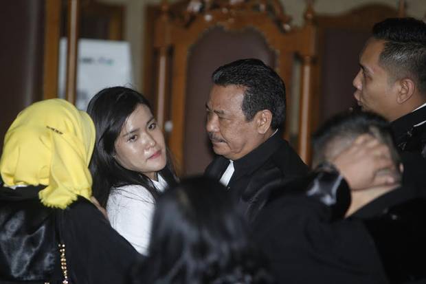 Jessica Kumala Wongso bersama kuasa hukumnya setelah vonis dibacakan majelis hakim (dok: Kompas.com)