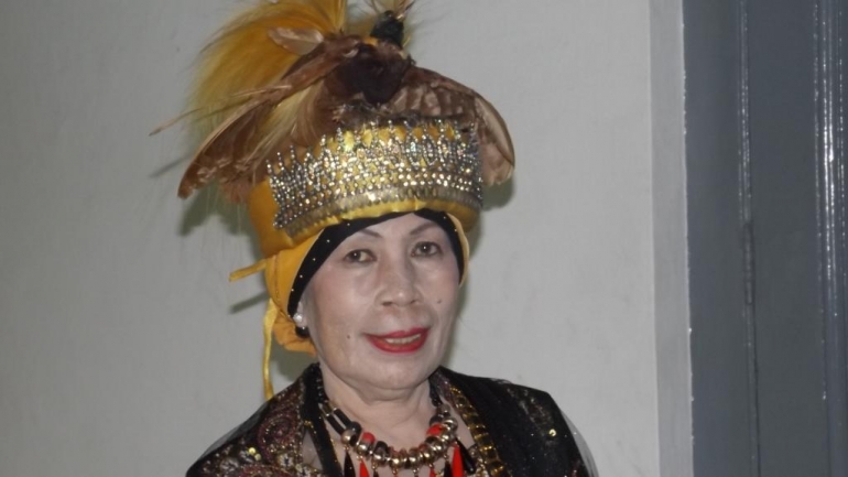  Ratu Tanah Rata Kokoda Hj. Dr. Rustuty Rumagesan, MBA (Bunda), Ketua Forum Silaturahmi Keraton Se-Nusantara atau disingkat FSKN wilayah Papua barat (michael cdn)