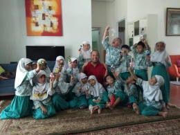 Bercerita tentang profesi insinyur yang penulis di depan anak TK Islam Hanifa | Foto: Rifki Feriandi