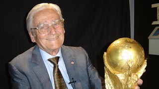 Silvio Gazzaniga, Desainer Trofi Piala Dunia / sumber dokumentasi : FIFA
