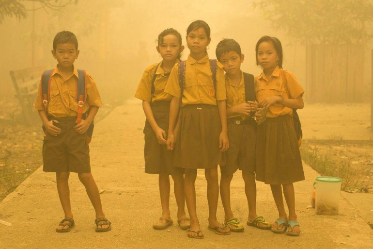 Bocah SD di Sei Ahass, Kapuas kala terpapar bencana asap 2015 lalu (foto: Ardiles Rante)