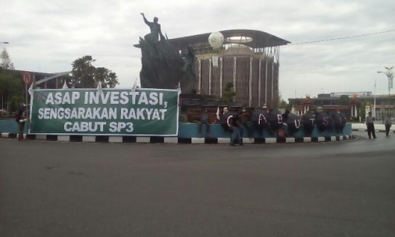 Demo menuntut pencabutan SP3 kepada korporasi terduga pembakar hutan di Riau (sumber: riaugreen.net)