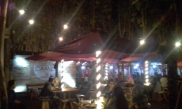 Suasana malam hari dengan aneka lampu berlatar pepohonan di Cafe Camilo/Dok. Pribadi