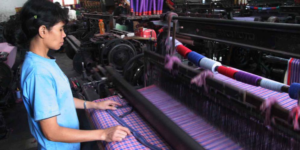 Pekerja mengoperasikan ATM menenun sarung di Balige (ayogitabisa.com)