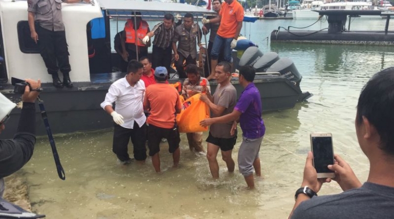 Evakuasi Korban TKI Tenggelam (foto dari wartakeppri.co.id)