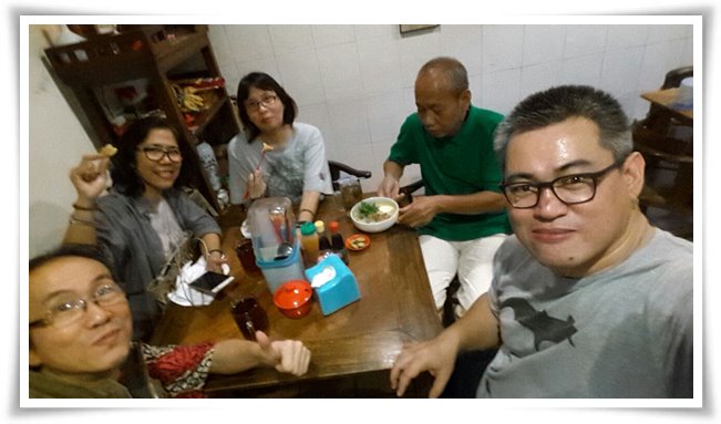 Tim arkeologi di rumah makan Lao Hoe (Dokpri)