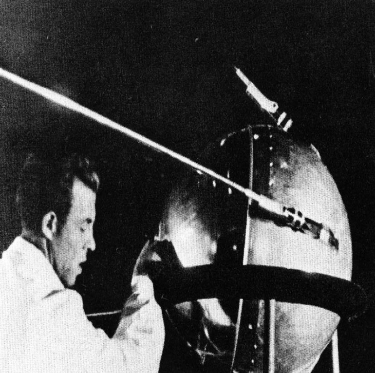 antariksawan Uni soviet sedang mempersiapkan pesawat Sputnik 1/ www.nasa.gov
