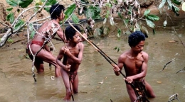 Orang Rimba tengah berburu ikan di sungai (sumber: liputan6.com)