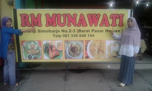 Foto bersama pemilik Restoran Munawati. Dokpri.