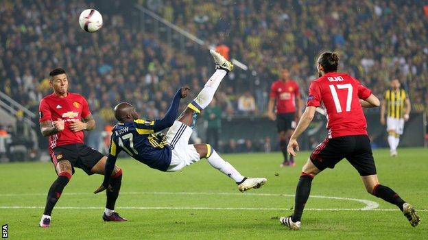 Moussa Sow mencetak gol indah ke gawang United/BBC.com
