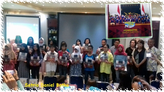 Para Reporter Cilik menerima buku repotase