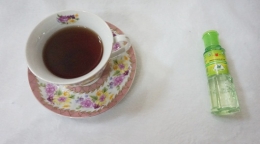 Secangkir teh hangat dan minyak kayu putih aromatherapy green tea sebagai pembangkit mood di pagi hari