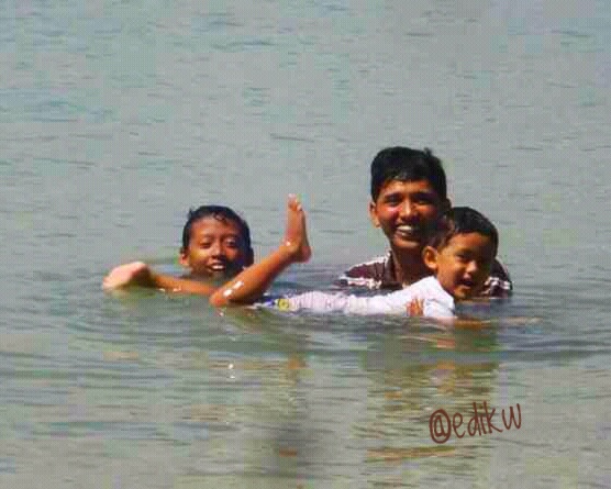 mandi di air laut...bebas...