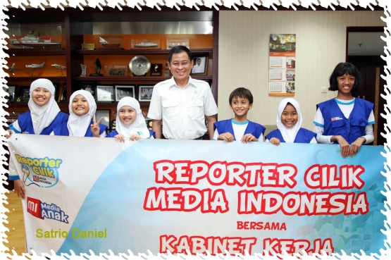 Aku dan Fayanna dan teman-teman Repcil lainnya mewawancarai Pak Ignasius Jonan. ( Foto : Dok.pri)