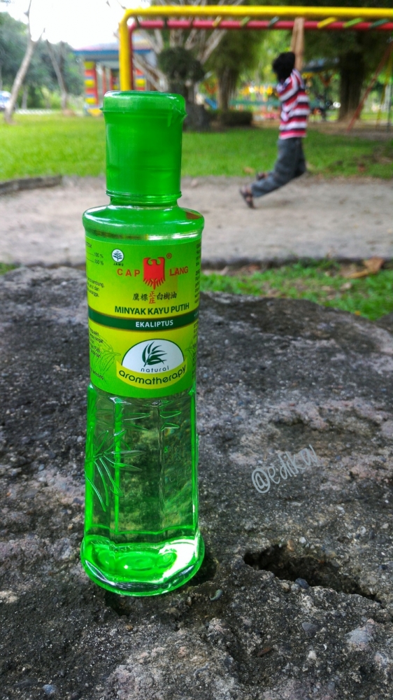 Tak boleh ketinggalan minyak kayu putih
