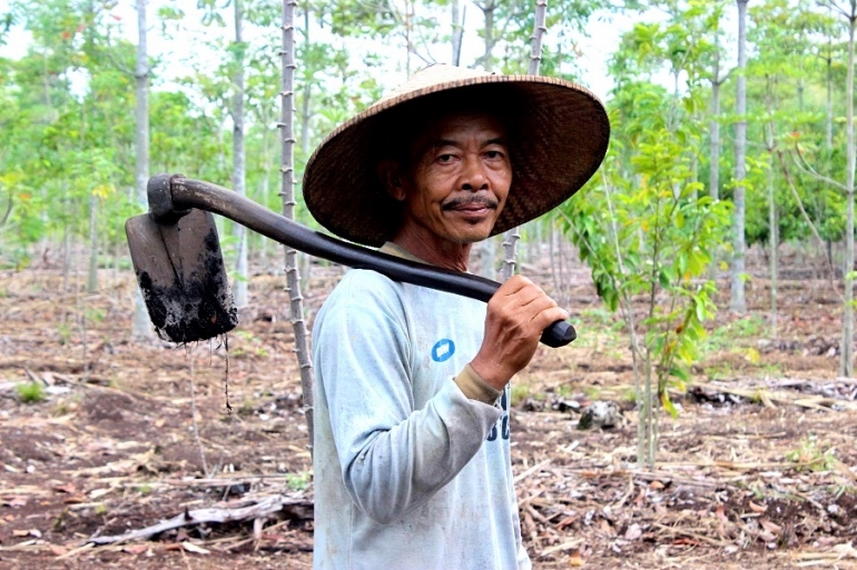 Pak Taman di depan kebunnya. (credit: mongabay.co.id)