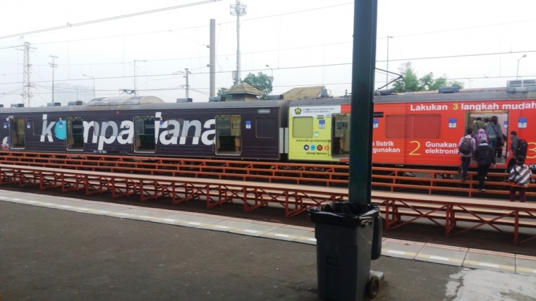 Naiknya Commuter Line berlogo Kompasiana, botol Kayu Putih Aromatherapy Cap Lang juga senantiasa ikut serta agar mood tetap bahagia (Dokpri)