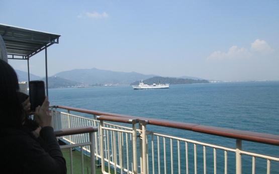 Perjalanan laut menuju perkebunan kopi di Lampung dengan kapal feri juga wajib membawa Kayu Putih Aromatherapy agar tak mengalami mabuk laut (Dokpri)