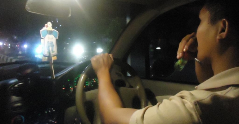 Menikmati Terapi Refrehsing Pikiran Dengan Minyak Kayu Putih Aromatherapi Di Mobil, saat berhenti di lampu merah persimpangan jalan (foto dok. Pribadi)