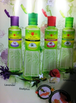 Empat produk minyak kayu putih aromatherapy dari Cap Lang seperti tergambar dalam poster. (Foto: koleksi pribadi)