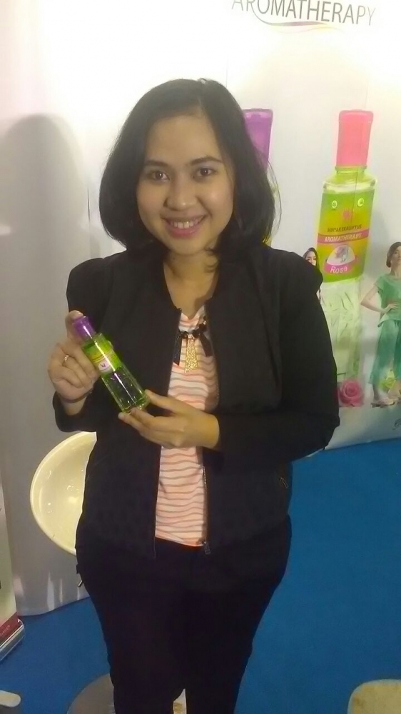 Astrid Adelaide Siregar, Brand Manager PT.Eagle Indo Pharma menampilkan salah satu varian Kayu Putih Aromatherapy/foto dok.pri