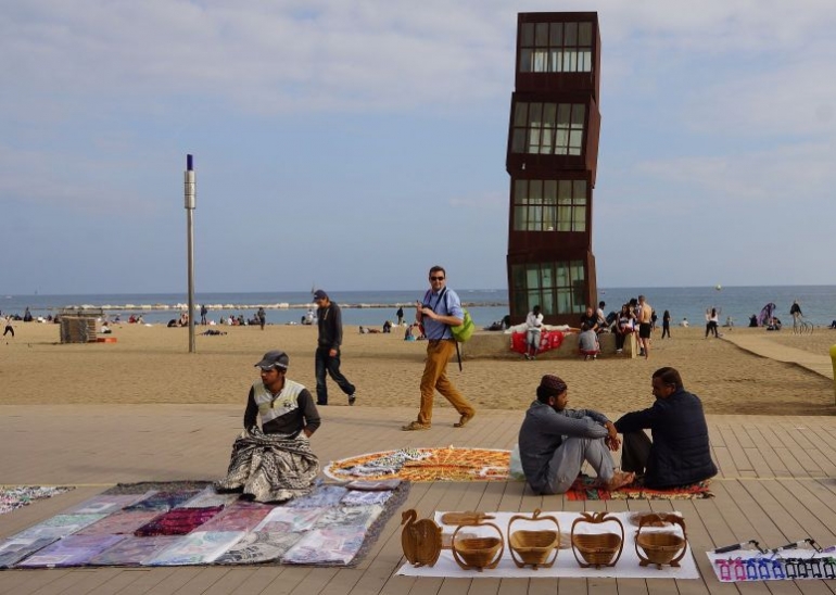 Pedagang asongan di pantai Barcelonetta (dok pribadi)