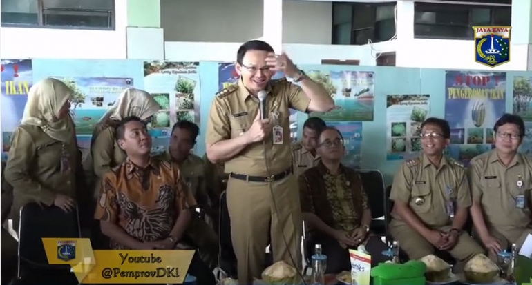 Ahok saat menyampaikan pidatonya di Pulau Pramuka, Kepulauan Seribu, 17 September 2016, yang kemudian menjadi masalah besar dugaan penistaan agama itu (You Tube Pemprov DKI Jakarta)