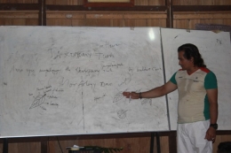 Edward Tang pemateri dari YP saat memberikan materi tentang Taksonomi tumbuhan. Foto dok. Yayasan Palung
