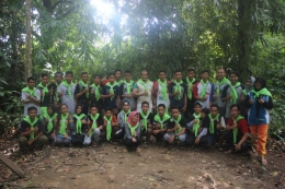 Foto bersama para relawan dan pembina relawan setelah kegiatan pengukuhan. Foto dok. Yayasan Palung