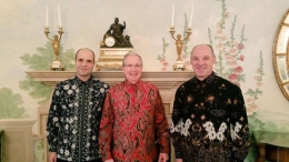 Foto staf Kedubes Amerika Serikat berpakaian batik (Sumber: FB Kedubes Amerika Serikat untuk Indonesia)