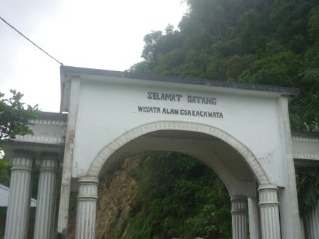 Gerbang wisata alam goa kacamata