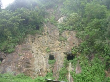 Goa kacamata di dinding bukit