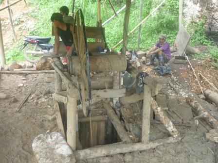 Menunggu instruksi penambang di dalam sumur