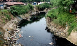 Limbah domestik mencemari sungai (Sumber: di sini) 