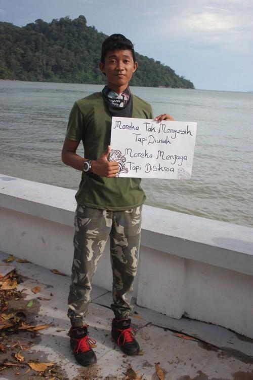 Pesan Kampanye tentang orangutan dan hutan. Mereka tidak mengusik tetapi diusik. Mereka menjaga tetapi disiksa. Foto dok. Yayasan Palung