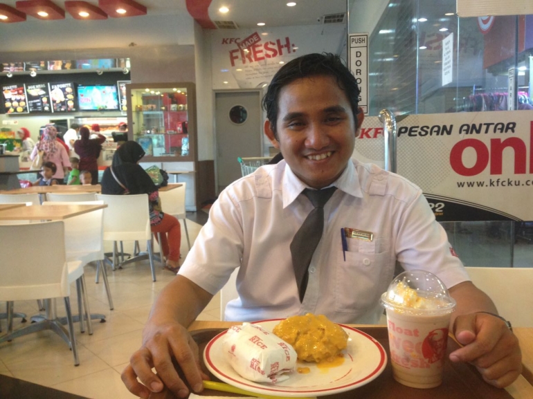 Ade Sofian, manajer KFC Cabang Pamulang bersama dua menu baru yakni Hot and Cheesy Chicken dan Creme Cheesy Float/dokpri